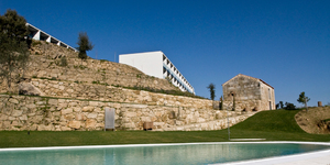 douro-palace-hotel-resort-spa-hotel-seminaire-portugal-norte-vue-batiment-piscine