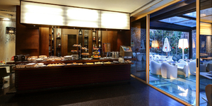 olivia-plaza-seminar-hotel-spain-table-restaurant-buffet